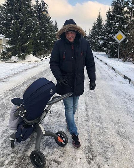Максим Виторган на прогулке с сыном