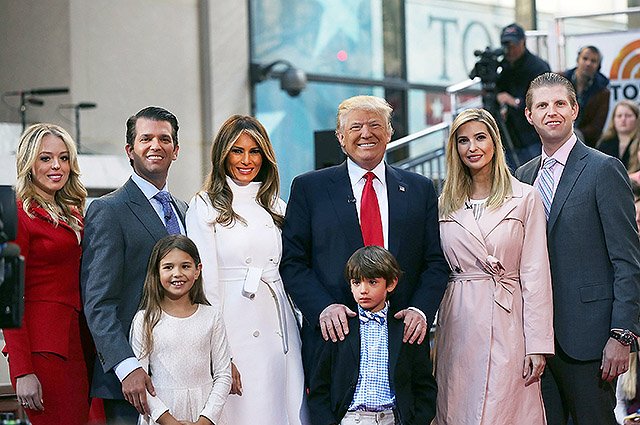 Мелания и Дональд Трамп с детьми и внуками