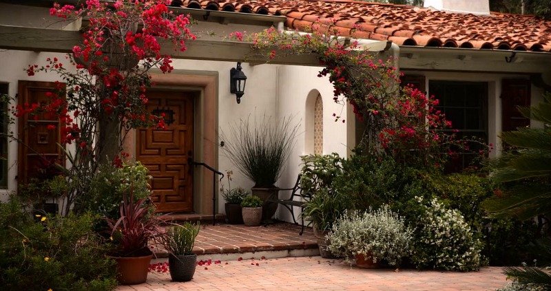 https://hookedonhouses.net/wp-content/uploads/2020/02/exterior-of-Sol-and-Roberts-Spanish-Colonial.jpg
