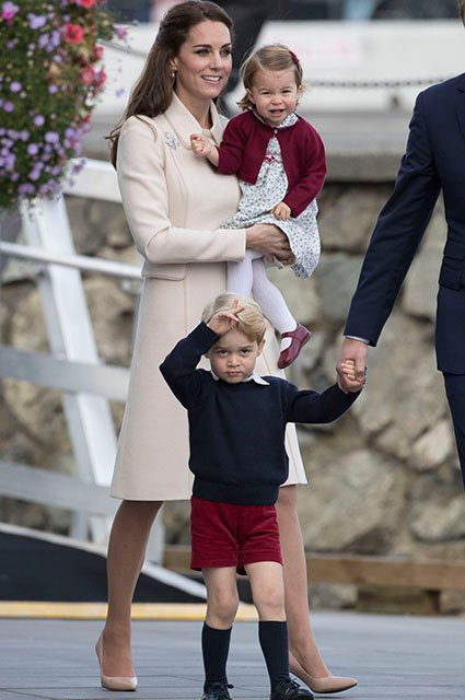 Кейт Миддлтон с принцем Джорджем и принцессой Шарлоттой