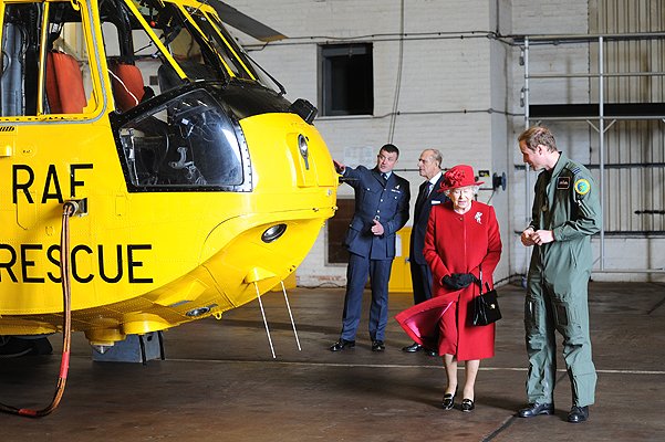Королева Елизавета II гостит у внука на службе