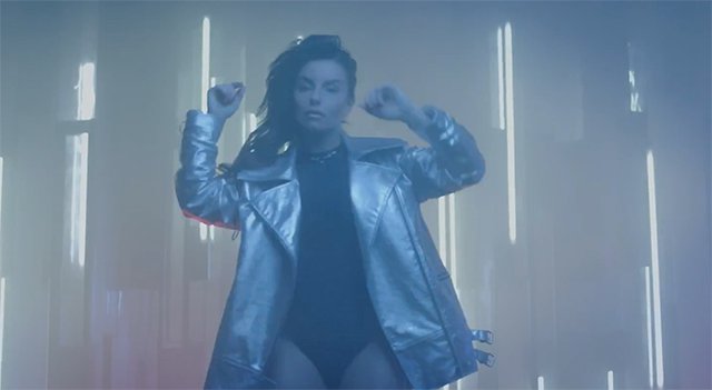 Юлия Волков, кадр из клипа на песню 