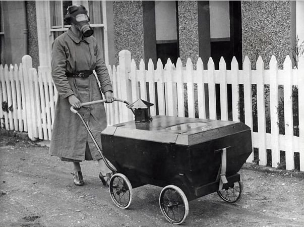 Женщина с газоупорной детской каляской. Англия. 1938 год
