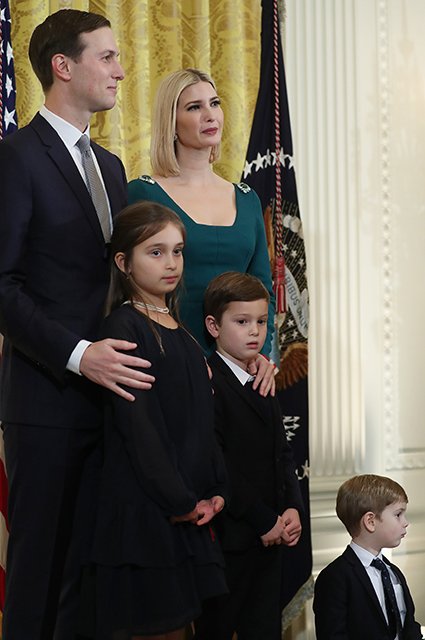 Джаред Кушнер и Иванка Трамп с детьми