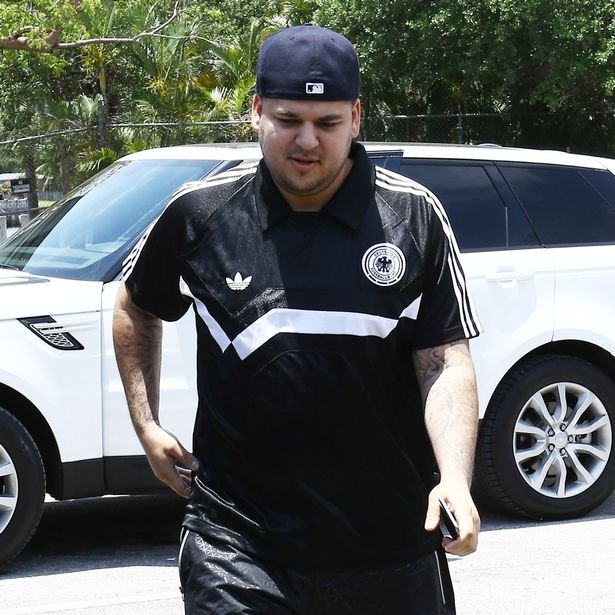 https://i2-prod.irishmirror.ie/incoming/article27058336.ece/ALTERNATES/s615d/1_FAMEFLYNET-Blac-Chyna-And-Rob-Kardashian-Spotted-At-Rustic-Inn-Crabhouse-In-Miami.jpg
