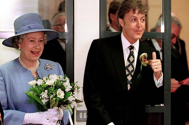 Королева Елизавета II и Пол Маккартни, 1996 год