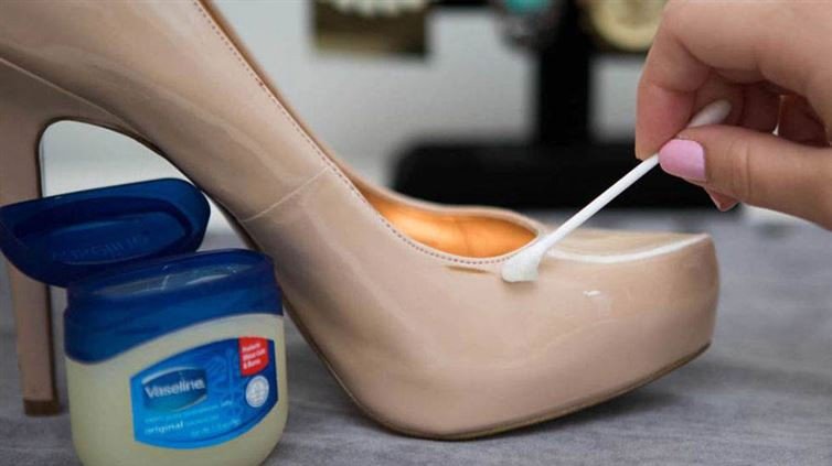4. Обработайте потертости на лакированной обуви с помощью ватного тампона с вазелином вазелин, применение, способ