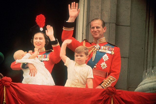 Королева Елизавета II и принц Филипп с сыновьями принцем Эндрю и принцем Эдвардом