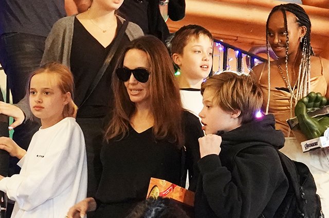 Анджелина Джоли с сыном Ноксом и дочерьми Вивьен, Захарой и Шайло