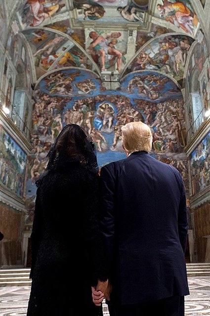 Мелания и Дональд Трамп во время визита в Ватикан
