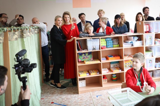 Наталья Водянова общается с руководителями и родителями в детском саду