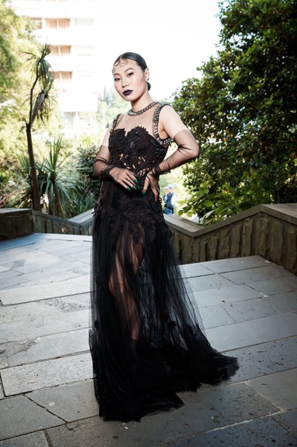 Ян Гэ в платье Dolce&Gabbana и украшениях Mercury