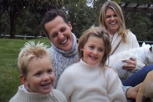 Михаэль Шумахер с женой и детьми. Кадр из архивного видео