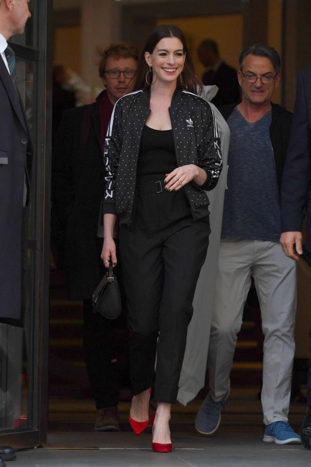 Anne Hathaway: Out in London -02