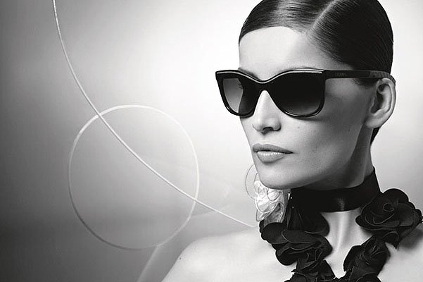 Лектиция Каста в рекламной кампании линии оптики Chanel Eyewear