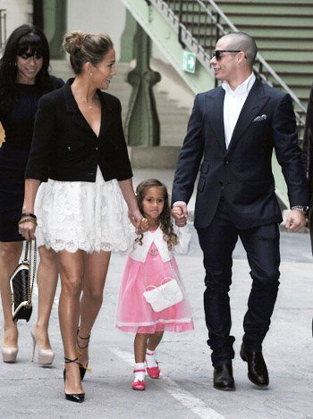 Дженнифер Лопес с дочкой и Каспером Смартом на показе Chanel