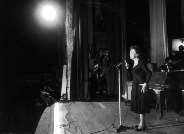 Пиаф спектакль театр. Эдит Пиаф. Эдит Пиаф, 1959. Эдит Пиаф в Олимпии. Эдит Пиаф на сцене.