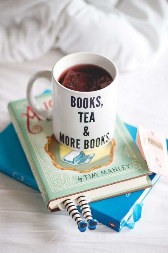 Books tea and more books  <3   http://melinasouza.com/2016/01/05/book-haul-2015-mais-de-70-livros/  Melina Souza- Serendipity <3: 