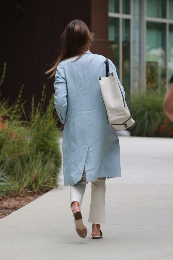 Jessica Alba â Spotted outside her office in Los Angeles-10