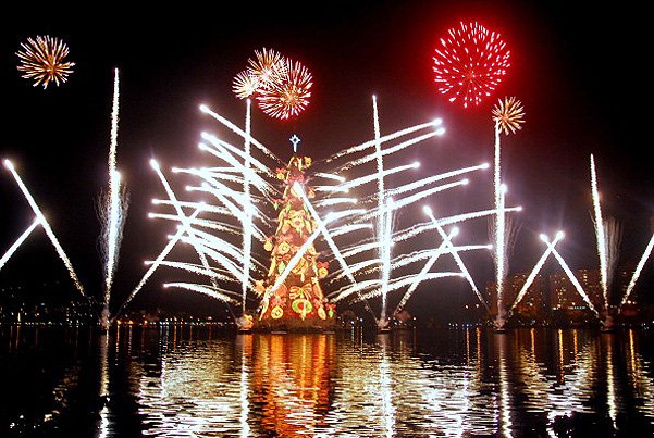 новогодняя елка в рио-де-жанейро