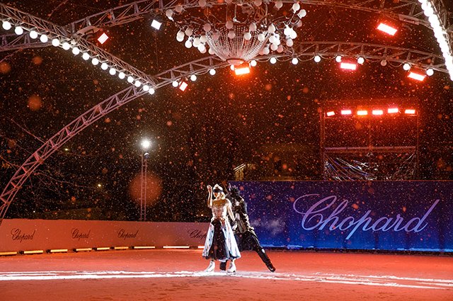 Татьяна Навка и Петр Чернышов в ледомом шоу 