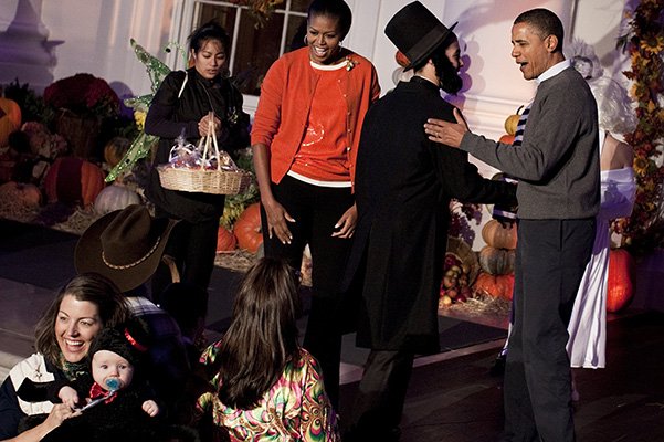 Барак и Мишель Обама празднуют Хэллоуин