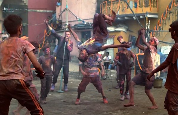 Кадры из видео Coldplay и Бейонсе