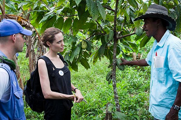 Анджелина Джоли в деревне Эквадора