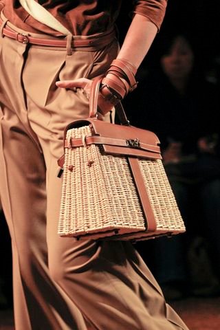 Wicker bag will never go out of fashion. Here is the ultimate wicker bag – Hermes Wicker Kelly Bag.: 