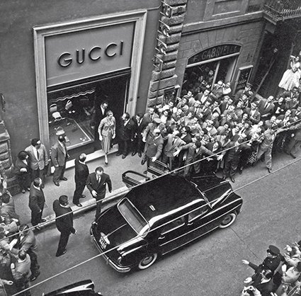 Грейс Келли после посещения бутика Gucci в Милане