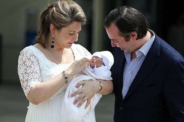 Принц Люксембурга Гийом и принцесса Стефания с сыном