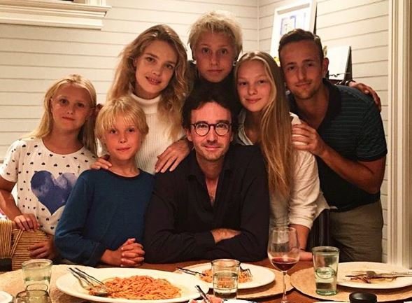 Наталья Водянова с детьми от первого брака, гражданским супругом Антуаном Арно, сестрой Кристиной и ее бойфрендом Максом