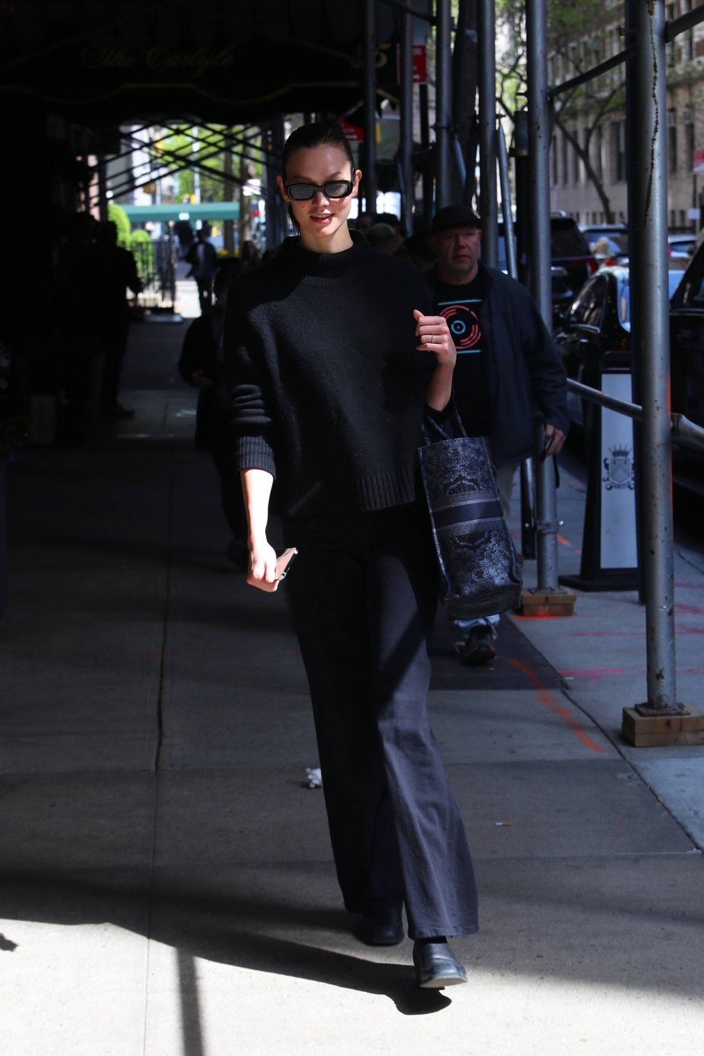 Karlie Kloss 2022 : Karlie Kloss – In an all-black ensemble on a stroll in New York-06