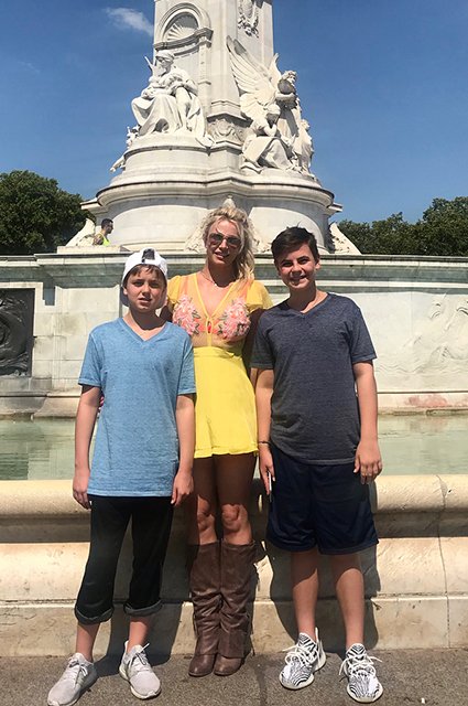 Бритни Спирс с сыновьями Джейденом и Шоном