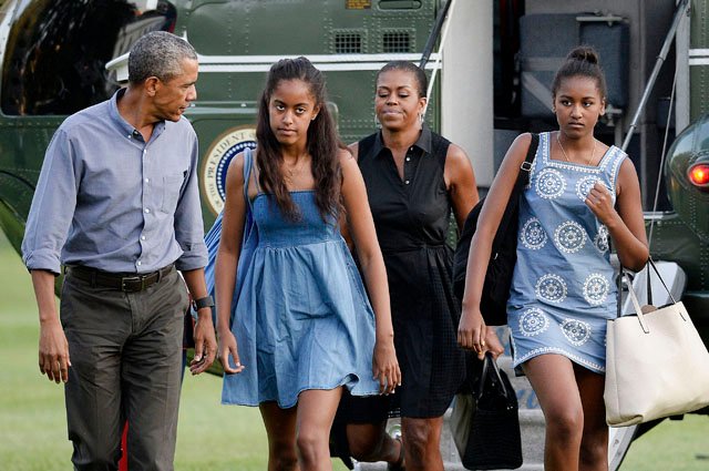 Барак Обама с дочерьми Малией и Сашей и женой Мишель Обамой