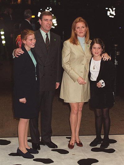 сара фергюсон и принц эндрю с дочерьми евгенией и беатрис