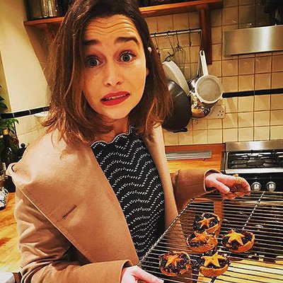 Эмилия Кларк попробовала испечь печенье