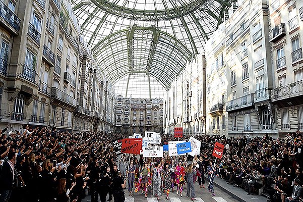 Уличный пикет на показе Chanel весна-лето 2015