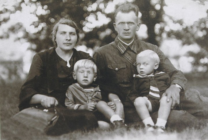 Лейтенант 333 стрелкового полка Лисецкий Иосиф Иосифович (1908-1949) с женой и сыновьями. Фото 1941 год