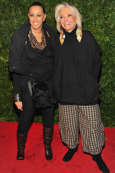 ЭлеттДонна Каран и Шейла Невинс на показе фильма In Vogue: The Editor's Eye' Screening