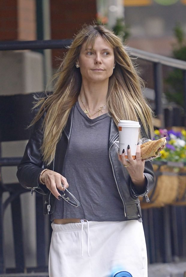 Heidi Klum - Wears no make-up while getting breakfast in NYC