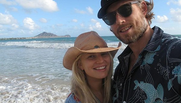 Эрик Джонсон и Джессика Симпсон на пляже