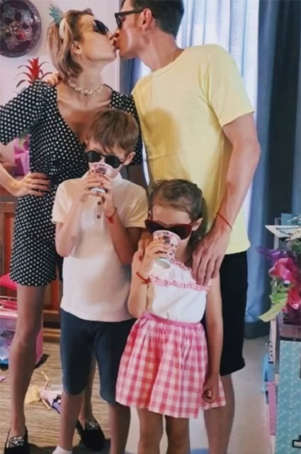 Ляйсан Утяшева и Павел Воля с сыном Робертом и дочерью Софией