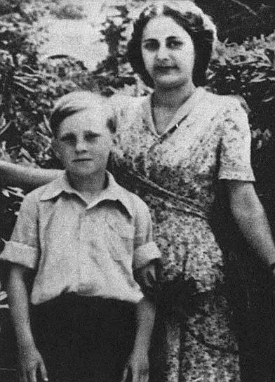 По воспоминаниям родных и друзей Владимир Высоцкий был очень добрым ребенком, безмерно любившим свою маму, с которой жил до 1947 года, а затем переехал к отцу и его второй жене (на фото), которую Высоцкий называл «мама Женя», в Германию, где служил отец