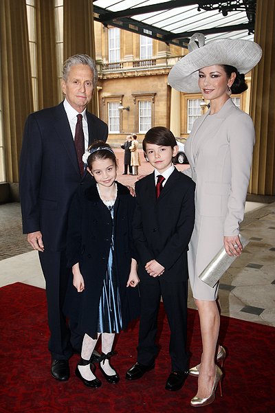 Кэтрин Зета-Джонс и Майкл Дуглас с детьми