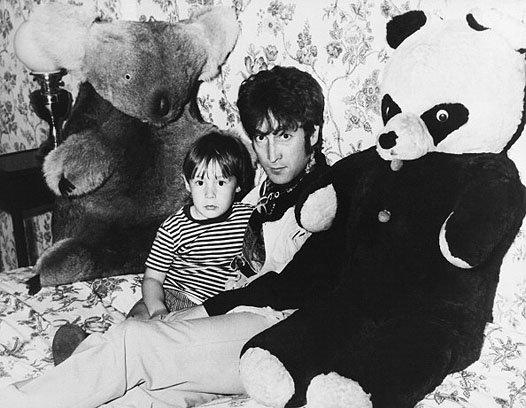 Джон Леннон с сыном Джуллианом