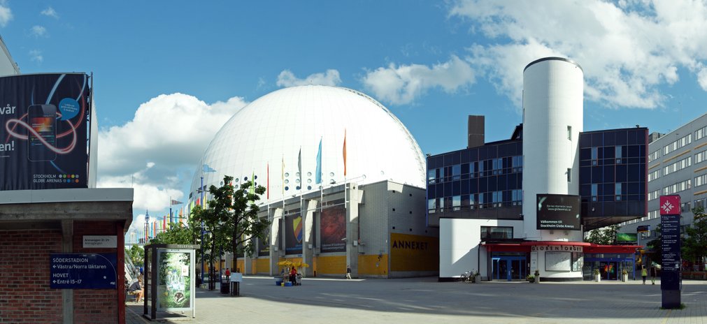 Прямо по центру - Globen. Слева - начало пресс-центра (Арена Hovet).