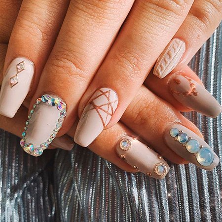 Эти геометрические, украшенные блестками ногти — работа nail-мастера Дамис Рамдин 
