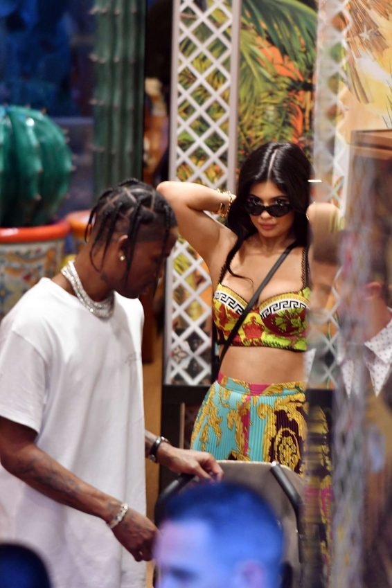 Kylie Jenner 2019 : Kylie Jenner â Out and about in Capri-03