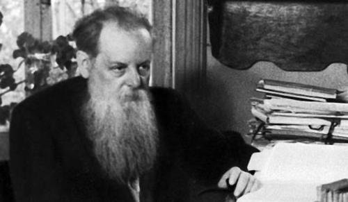 В 1918 году Павел отправился добровольцем на фронт, а вернувшись, решил обратиться к журналистике. Именно Бажов первым представил литературную обработку уральских сказаний.